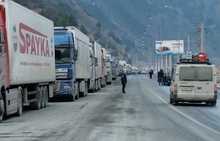 Stepantsminda-Larsi highway closed to trucks