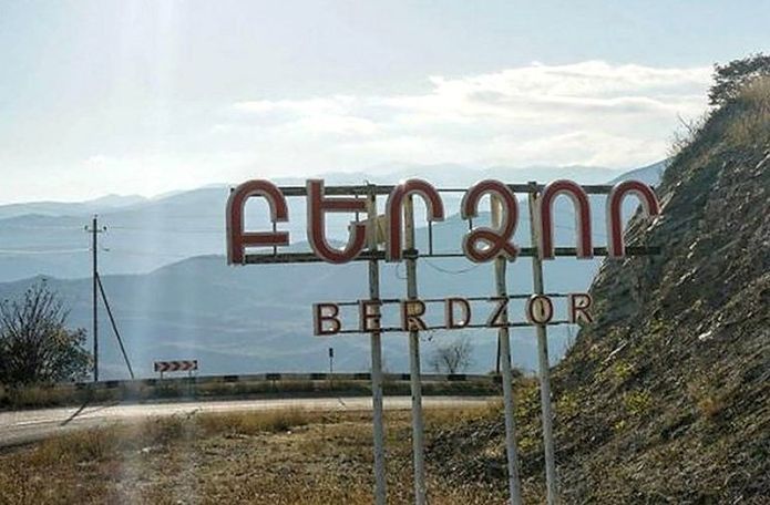 Վայոց Ձորի մարզում Փաշինյանի ուղղությամբ անձրևանոցը նետած կինը Բերձորից տեղահանվածներից է