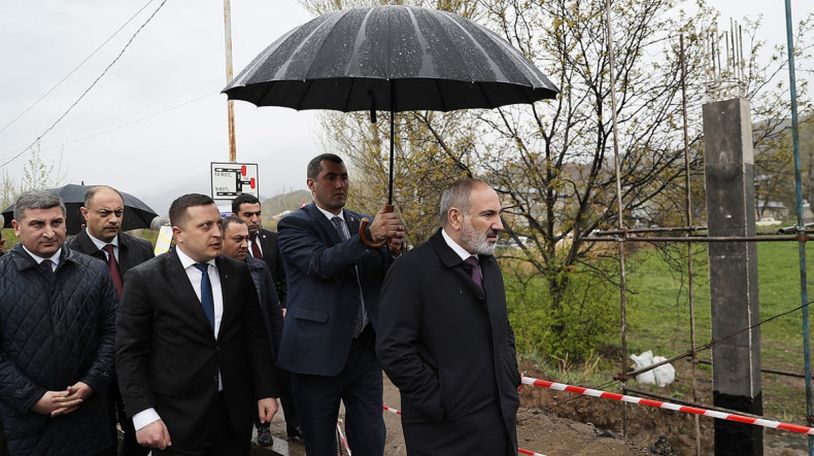 Փաշինյանի ուղղությամբ անձրևանոց նետած կնոջը սպառնում է երկուսից հինգ տարի ազատազրկում