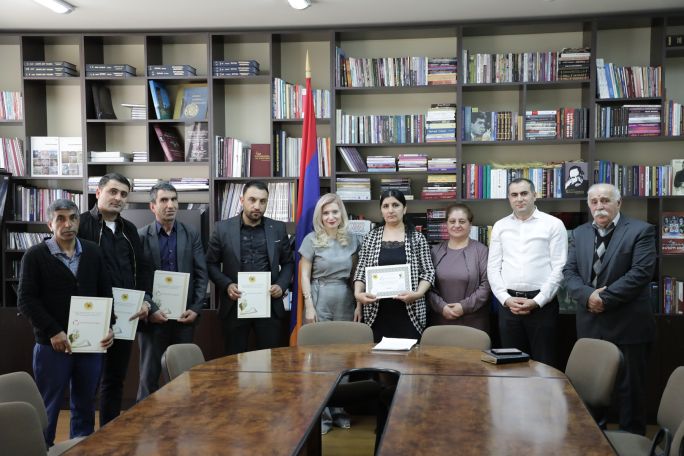 Շնորհակալագրեր՝ եզդիերենի ուսուցիչներին