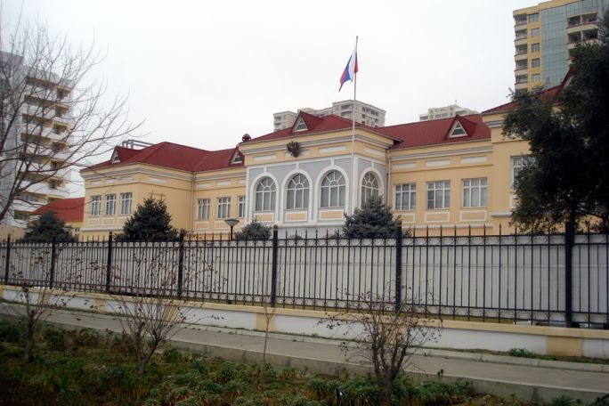 Посольство России в Азербайджане осудило акт вандализма на русском кладбище в Баку
