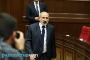 Pashinyan leaves government building amid protest