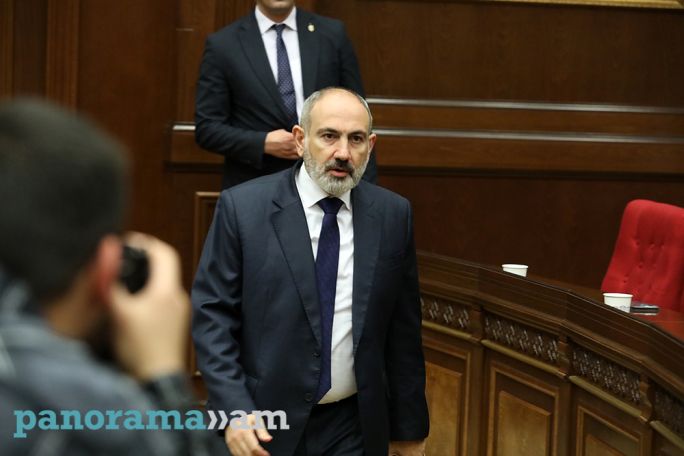 Pashinyan leaves government building amid protest
