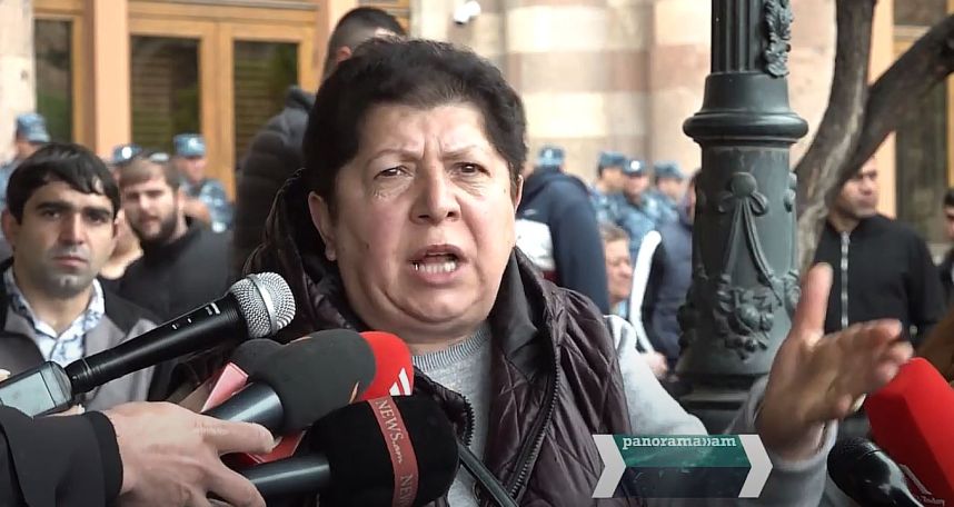 Акция у здания правительства Армении: «Не верим, что пожар в казарме был несчастным случаем»