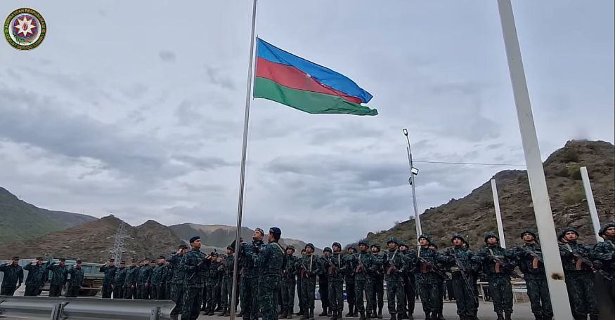 Азербайджанцы подняли свой флаг на новом КПП