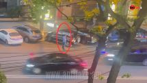 Փաշինյանի կորտեժի սրընթաց երթևեկության ժամանակ քաղաքացին դեմոնստրատիվ չի հեռանում երթևեկելի մասից