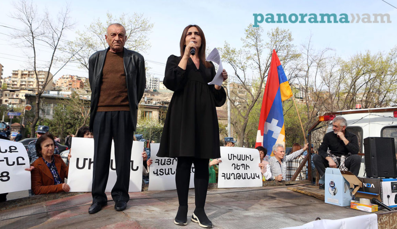 Fallen soldier's mother calls rally outside Armenian government