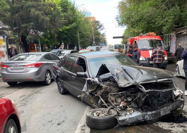 Երևանում 6 մեքենայի մասնակցությամբ տեղի է ունեցել շղթայական ավտովթար–վրաերթ