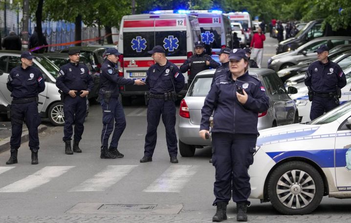 МВД Сербии: Число жертв при стрельбе в школе в Белграде составило 9 человек