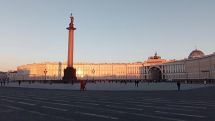 На Дворцовой площади в Санкт-Петербурге упал неизвестный дрон