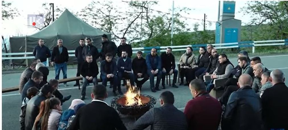 Artsakh Armenians continue protest on Stepanakert-Shushi road