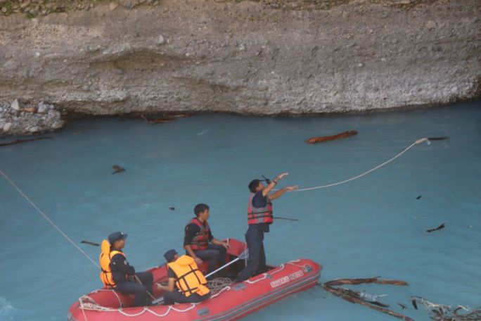 At least 21 dead as boat capsizes in India