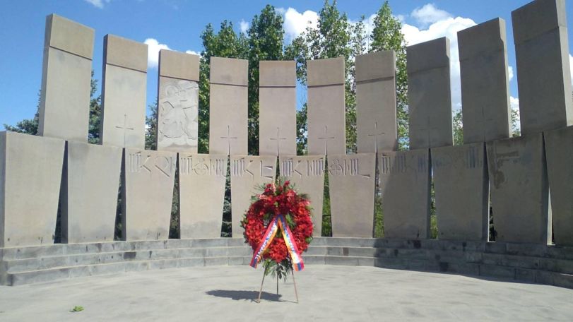 Serzh Sargsyan pays tribute to fallen troops on Yerkrapah Day