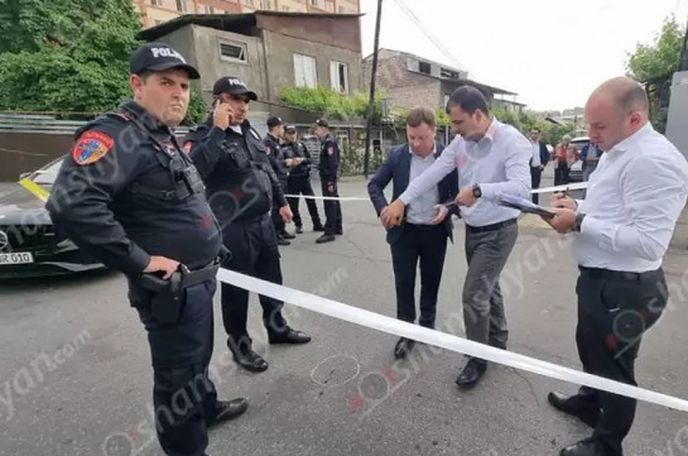 Заместителя главы одного из административных районов Еревана доставили в больницу с огнестрельным ранением