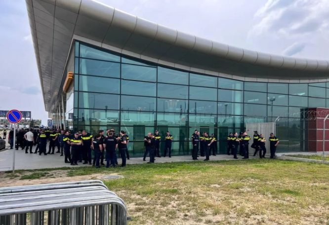 Грузия: участники акции против приземления российского авиарейса перекрыли дорогу около Тбилисского аэропорта