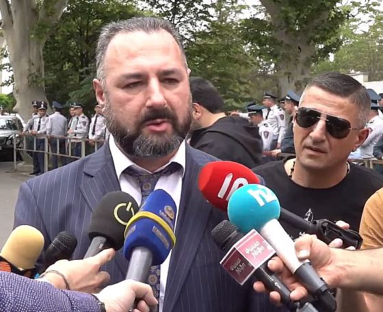 Ашот Пашинян пришел на очную ставку с матерью погибшего военнослужащего в футболке с изображением отца и с надписью «Никол 100%» – адвокат