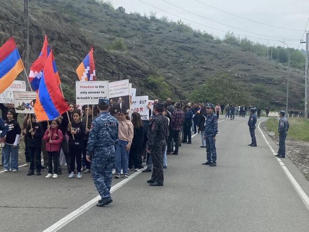 Арцахцы шествием направились в Зарин Бах – в поддержку участников митинга в Корнидзоре