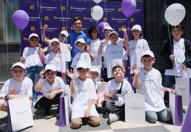 15 schoolchildren face Gabriel Sargissian in open-air simultaneous display