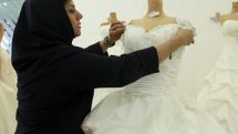 В Иране стало модно праздновать развод… Букеты черных роз, огромные торты и смешные открытки 