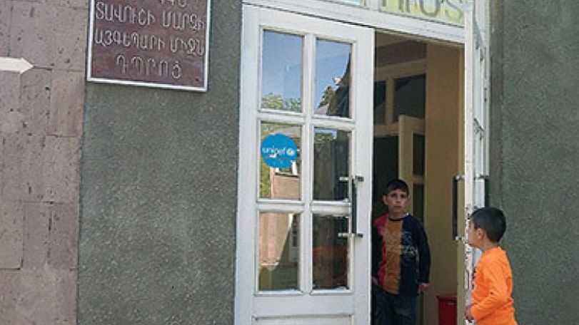 Այգեպարի ոչ սովորական դպրոցի, օդում կախված խնդիրների ու կրակոցից կրակոց տևող դասերի մասին