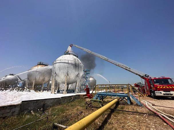На горящем заводе в Сумгаите идет откачка нефти: потребуется 6-7 часов