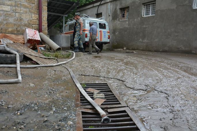 Հորդառատ անձրևի հետևանքով անձրևաջրով են լցվել Ստեփանակերտի մի շարք շինությունների նկուղային հարկերը. ԱՀ ՆԳՆ