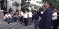 «Протурецкие власти пытаются заставить замолчать Армена Ашотяна»: политические и общественные деятели собрались у здания суда