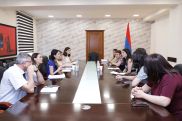 Ժաննա Անդրեասյանը հանդիպել է Արմավիրի փակվող թիվ 4 ավագ դպրոցի մանկավարժների հետ