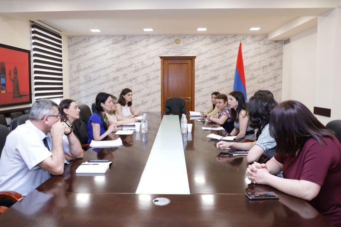 Ժաննա Անդրեասյանը հանդիպել է Արմավիրի փակվող թիվ 4 ավագ դպրոցի մանկավարժների հետ