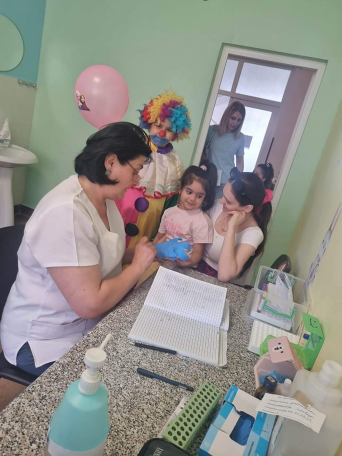 Փոխել փոքրիկների մտավախությունները. ծաղրածու Զիզիի առաքելությունը