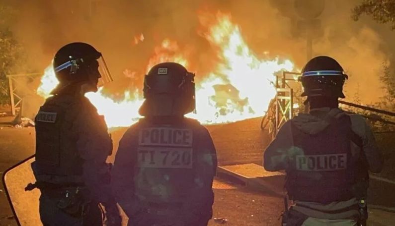 Более 1300 автомобилей и 234 здания подожгли во Франции за ночь