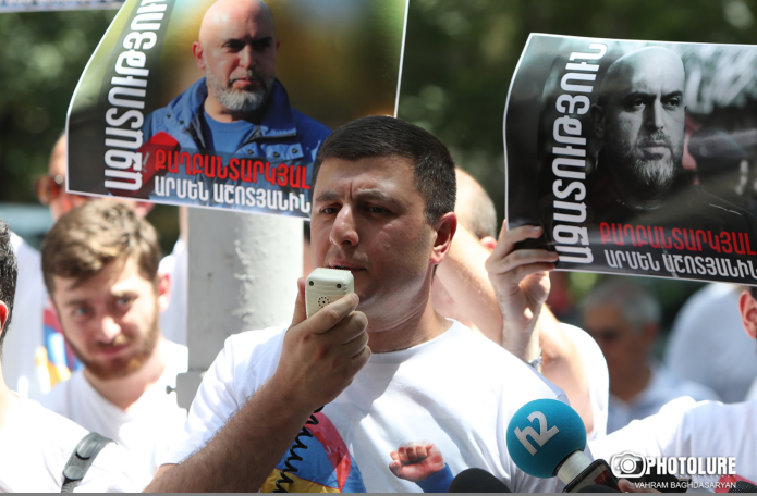 Opposition MP joins protest in support of Armen Ashotyan