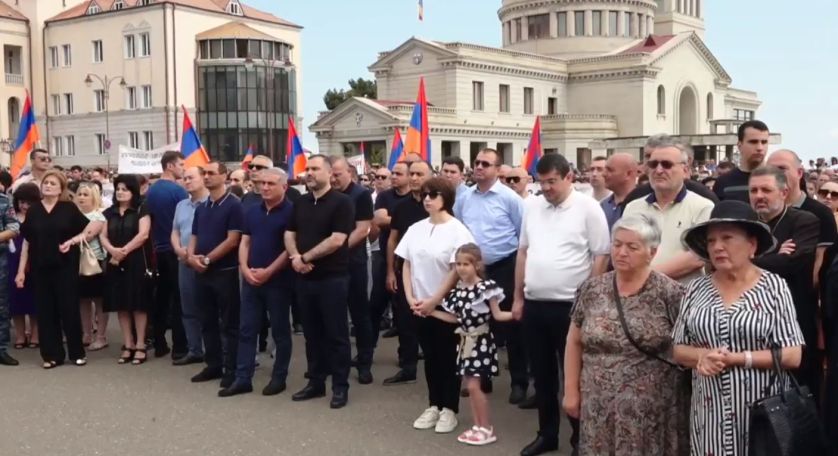 «Нас хотят уничтожить как вид и оккупировать нашу Родину». Митинг в Степанакерте
