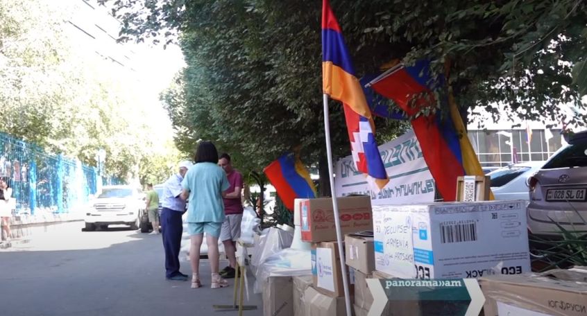 Граждане приносят продовольствие к офису ООН в Ереване – с требованием доставить его в Арцах