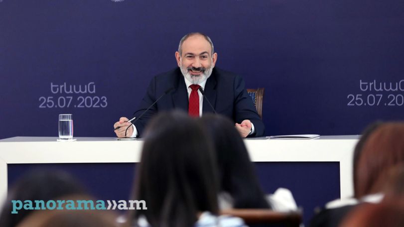 Никол Пашинян поздравил Армена Ашотяна с днем рождения и рассказал анекдот