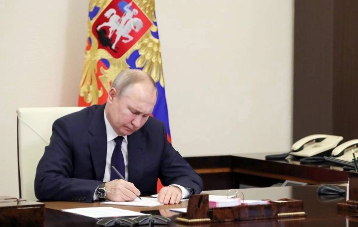 Путин подписал закон о введении 13% налога для россиян, работающих удаленно