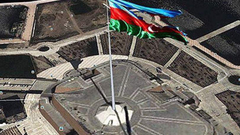 Самый большой флаг Азербайджана в Баку вновь спущен – и вовсе не из-за траура в Турции…