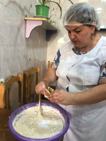 Директор детсада в Степанакерте лично осуществила мечту воспитанников: она испекла торт