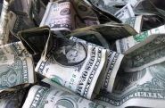 В России курс доллара впервые с 23 марта 2022 года поднялся выше ста рублей