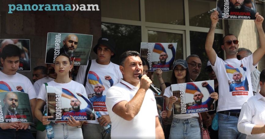 Protest in support of Armen Ashotyan held outside Yerevan court