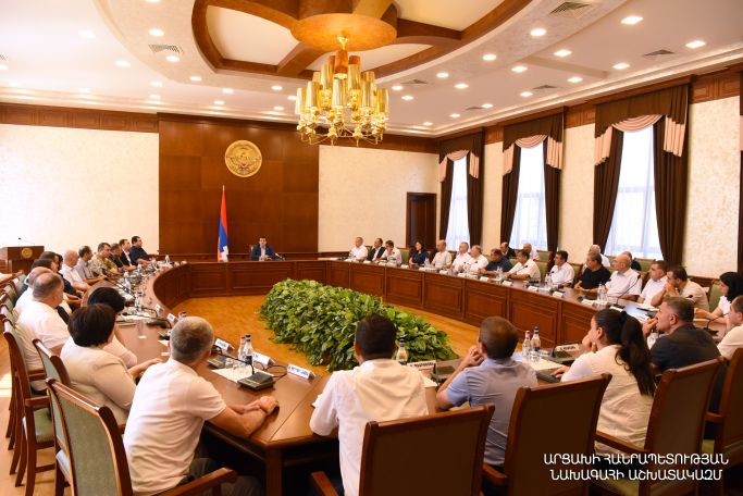 Արցախի կառավարությունում ընդլայնված խորհրդակցություն է հրավիրել, քննարկվել են երկրի առջև ծառացած մարտահրավերները