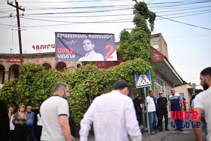 Քաղաքացին ձերբակալվել է Ավինյանի պաստառը վնասելու և վրան անպարկեշտ գրառում կատարելու կասկածանքով