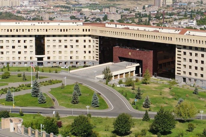 Անհետ կորած զինծառայողների ծնողները ՊՆ շենքում են և հրաժարվում են դուրս գալ այնտեղից