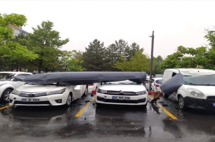 В Анкаре фрагмент истребителя F-4 ВВС упал на открытую парковку
