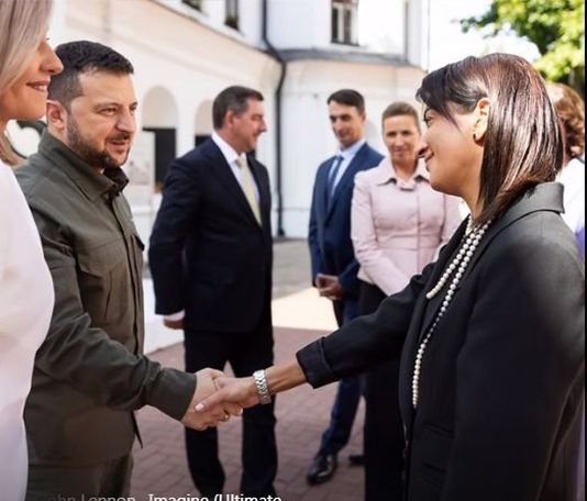 Աննա Հակոբյանը սեղմում է Զելենսկու ձեռքը