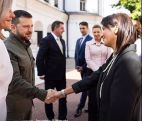 Фото из Киева: Анна Акопян пожимает руку Зеленскому