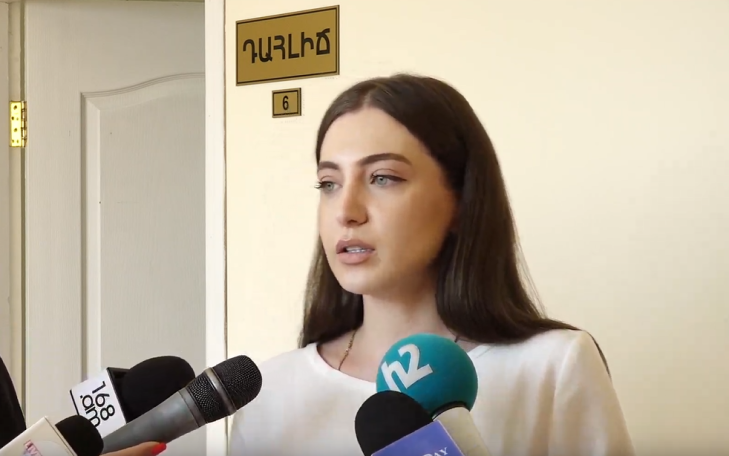 Анна Мкртчян призвала нашедшего честь и достоинство Алена Симоняна оставить под ковриком перед дверью