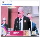 Захарова прокомментировала фото Шольца