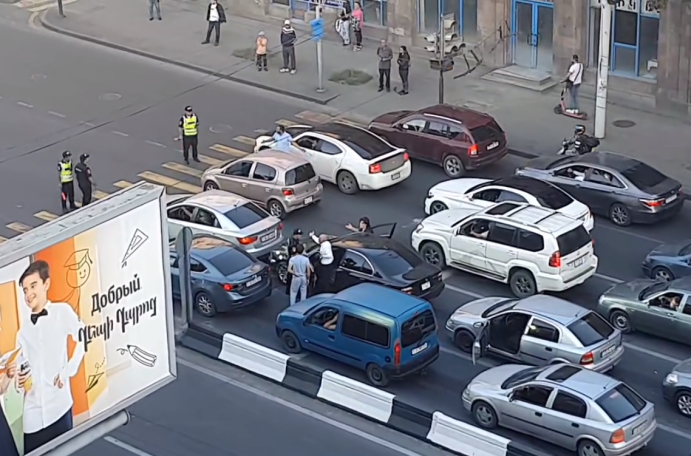 Полицейские перекрыли дороги в Ереване для правящей партии – под сигналы недовольных водителей