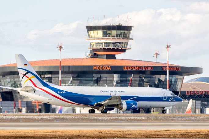 В трех московских аэропортах произошла массовая задержка рейсов